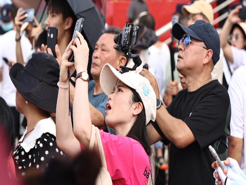 Spectators absorbed in the race..jpg
