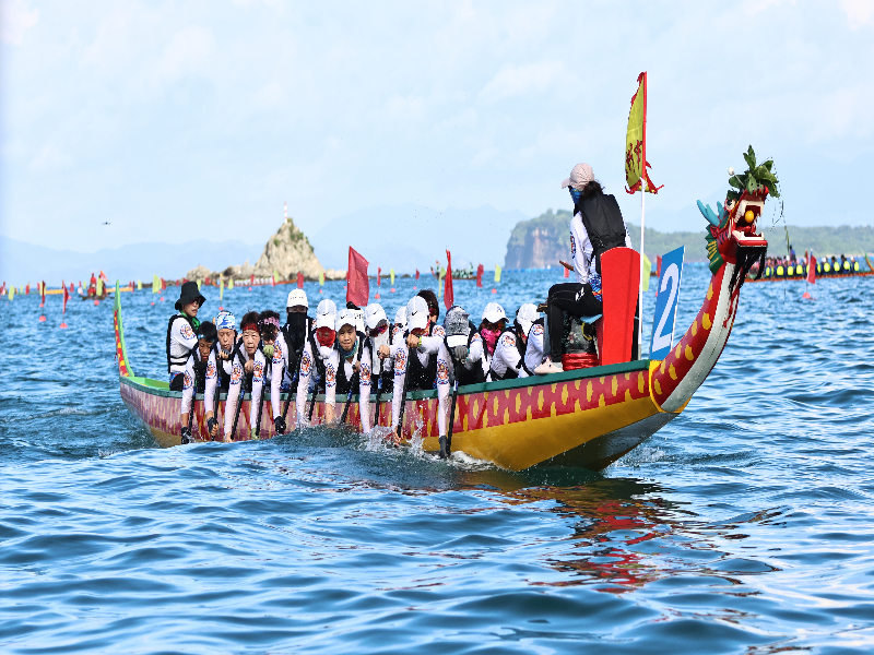 A team of women competes in the 2023 Guangdong-Hong Kong-Macao Greater Bay Area Maritime Dragon Boat Race in Nan’ao, Dapeng New Area..jpg